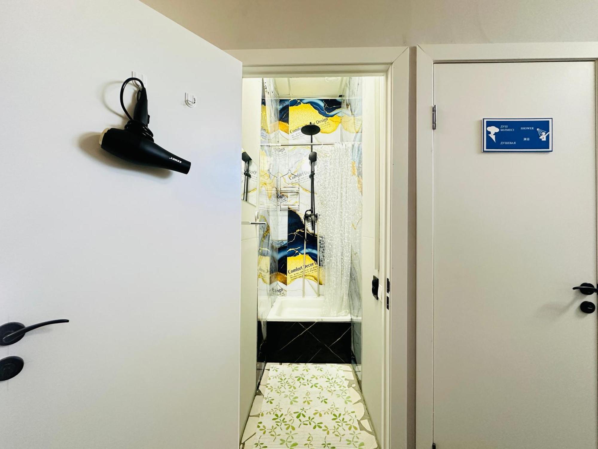 Center Capsule Hotel Алмати Екстер'єр фото